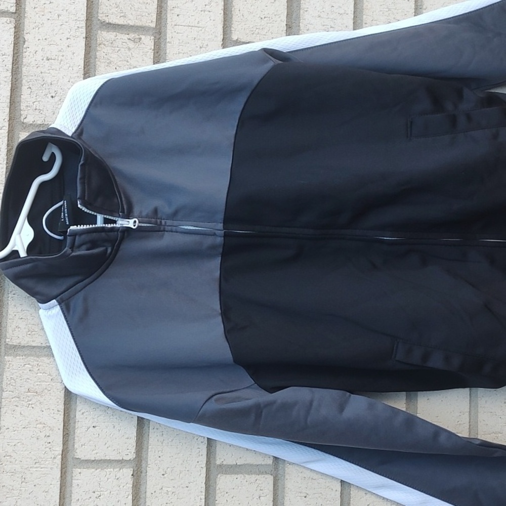 Gray Jacket* - Picture 5 of 9